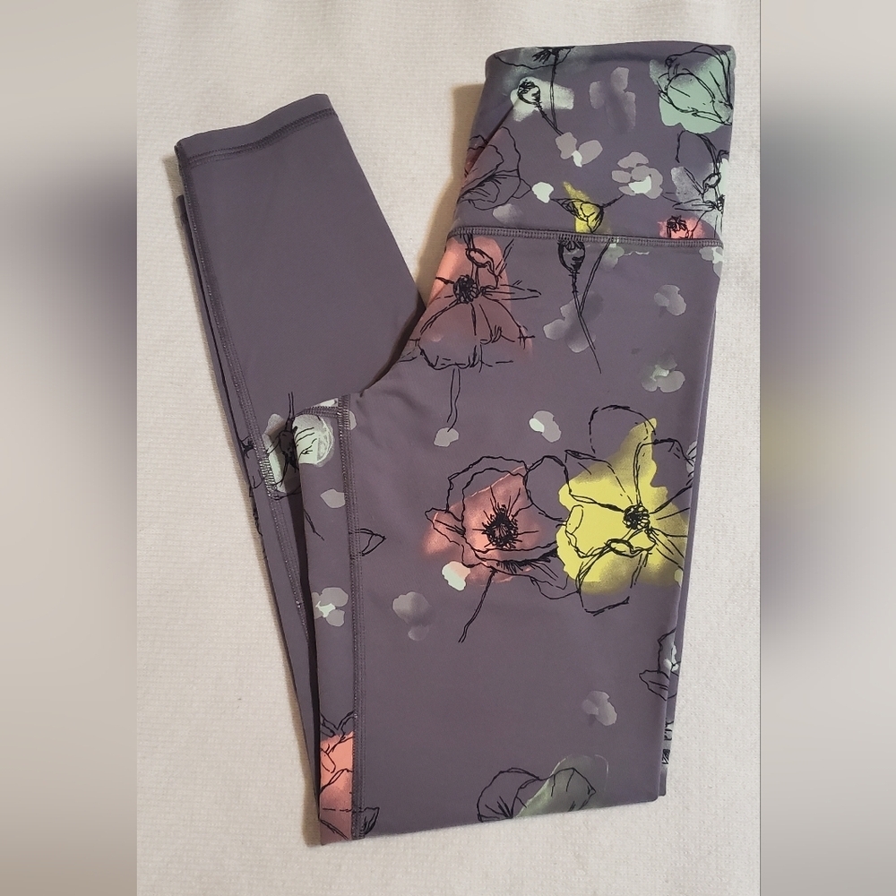 Victoria's Secret Knockout Leggings with Floral Print. Sz S short